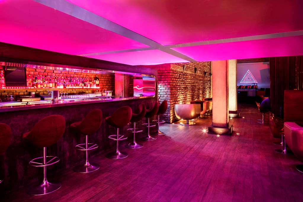 加尔各答公园酒店 餐厅 照片 The bar at the nightclub