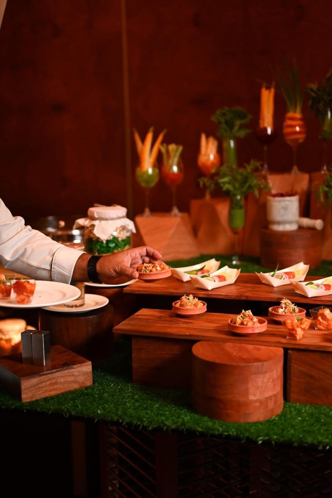 加尔各答公园酒店 外观 照片 A buffet at a hotel