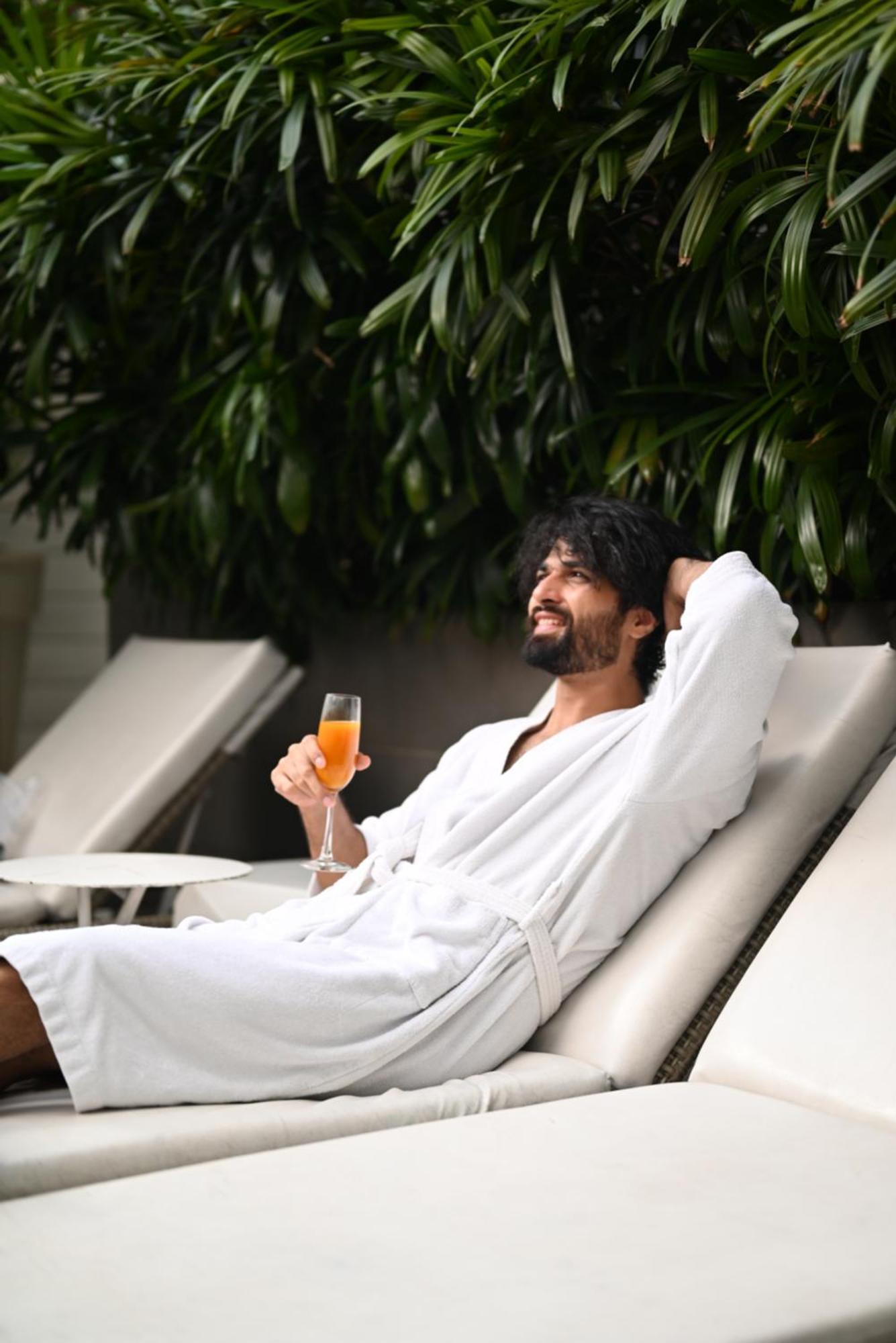加尔各答公园酒店 外观 照片 A man wearing a bathrobe