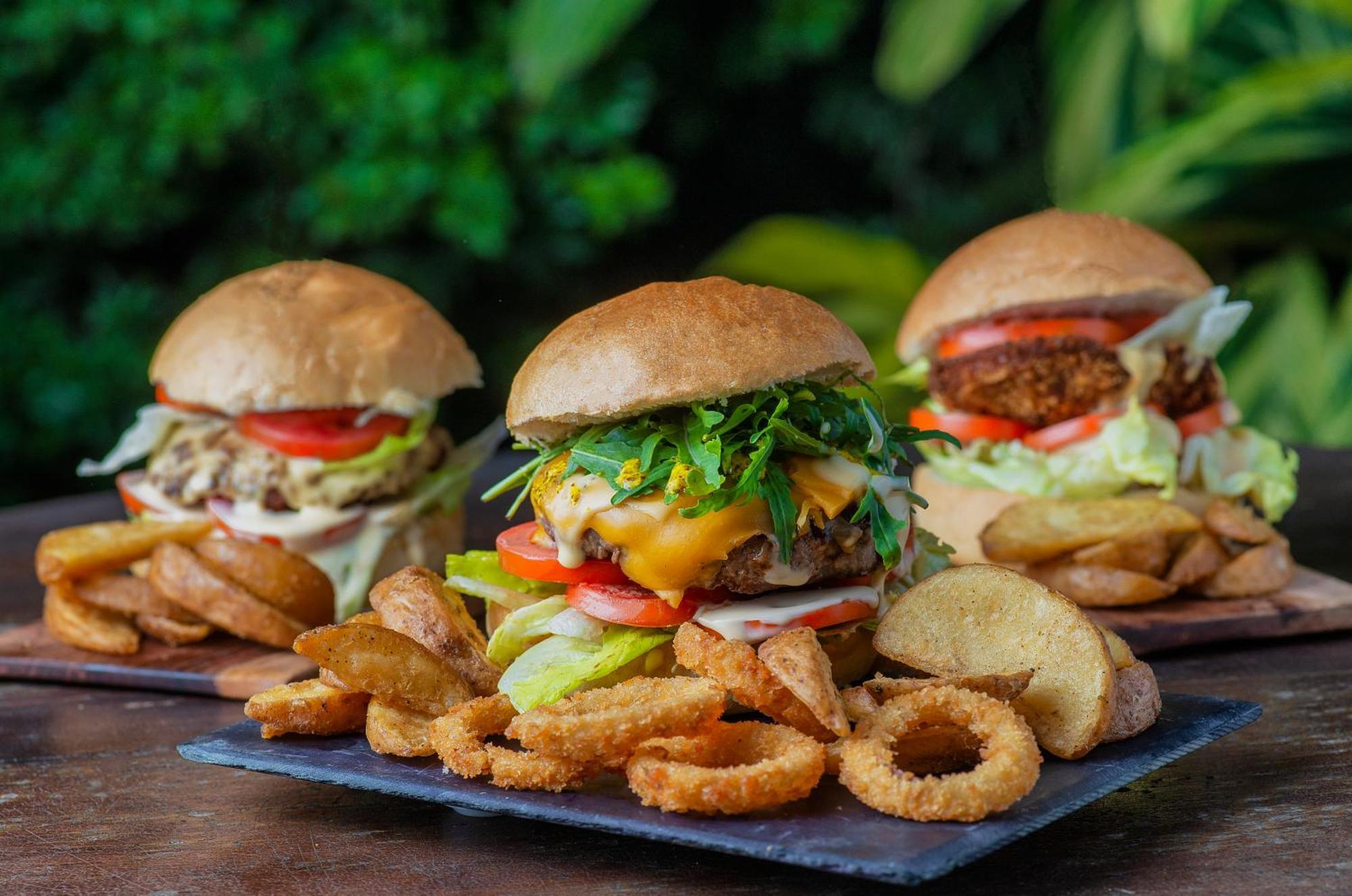 加尔各答公园酒店 外观 照片 A selection of burgers from the Burger Kitchen